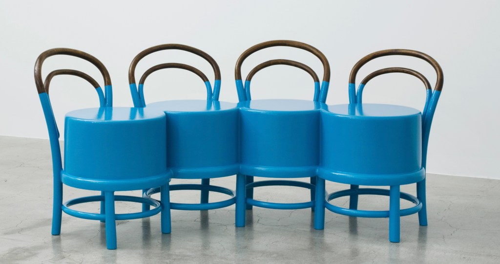 CoDe, fondé par Claudio Colucci, réinvente l’art du design à Genève. Upcycling, personnalisation, collections uniques – explorez une nouvelle vision du design responsable.